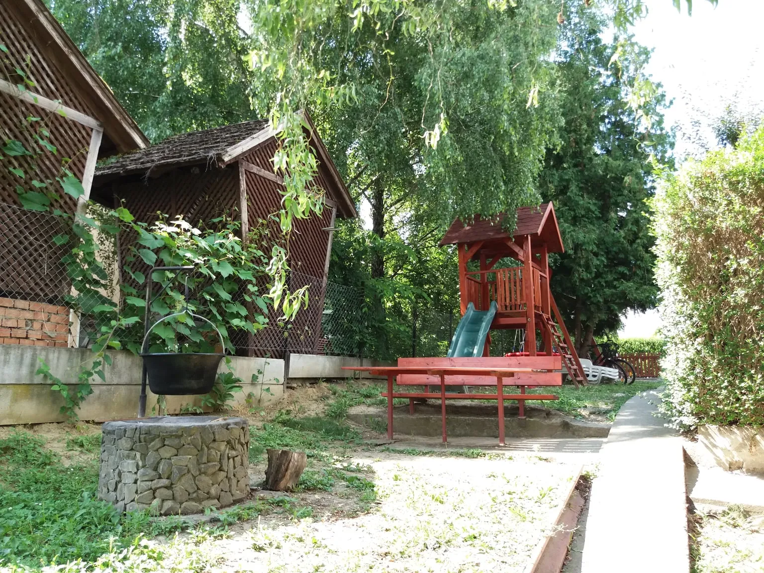 az udvar