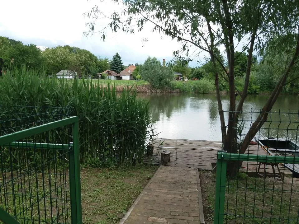 zárt, kerítéssel védett gyerekbiztos vízpart