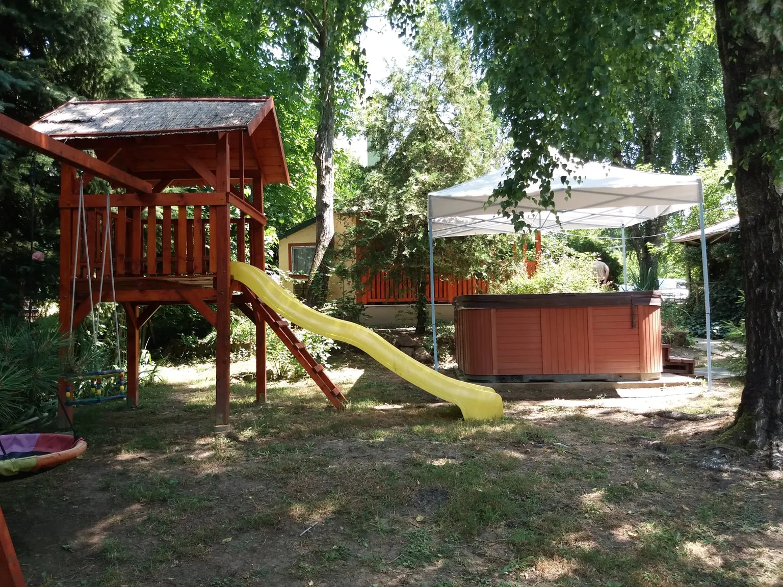 jakuzzi és a játszóvár