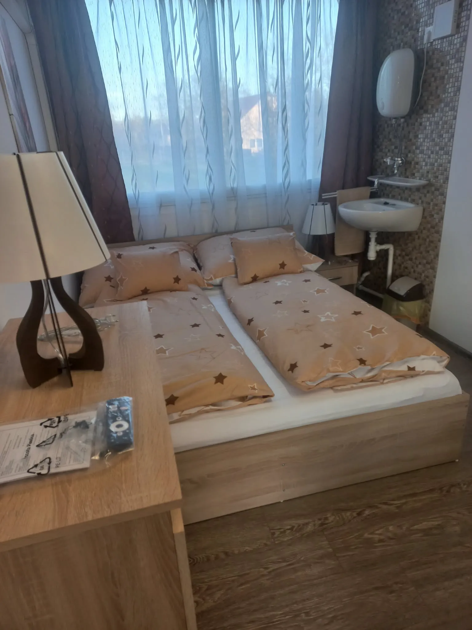 emeleti szobáink meleg-vizes mosdóval szereltek